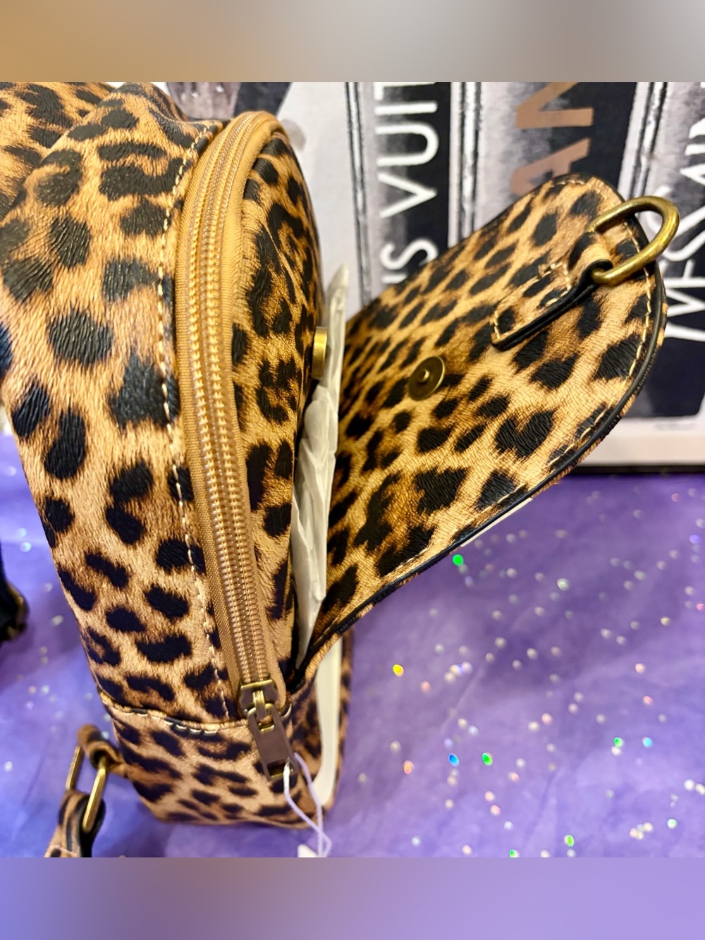 NWT SAM & HADLEY Leopard Print Crossbody Sling Bag Rhinestone Detail/Hair Clip - Picture 8 of 13